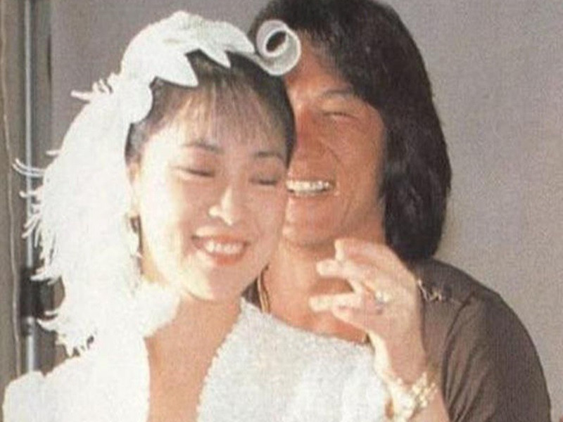 Năm 1981, Thành Long - Lâm Phụng Kiều vừa gặp nhau đã cảm nắng đối phương. Tuy nhiên, vào thời điểm đó, ngoài Lâm Phụng Kiều, Thành Long còn say nắng Lâm Thanh Hà và Đặng Lệ Quân. Lý do Thành Long kết hôn với Lâm Phụng Kiều là cả hai có con chung Phùng Tổ Danh sinh năm 1982. Ảnh: Sina