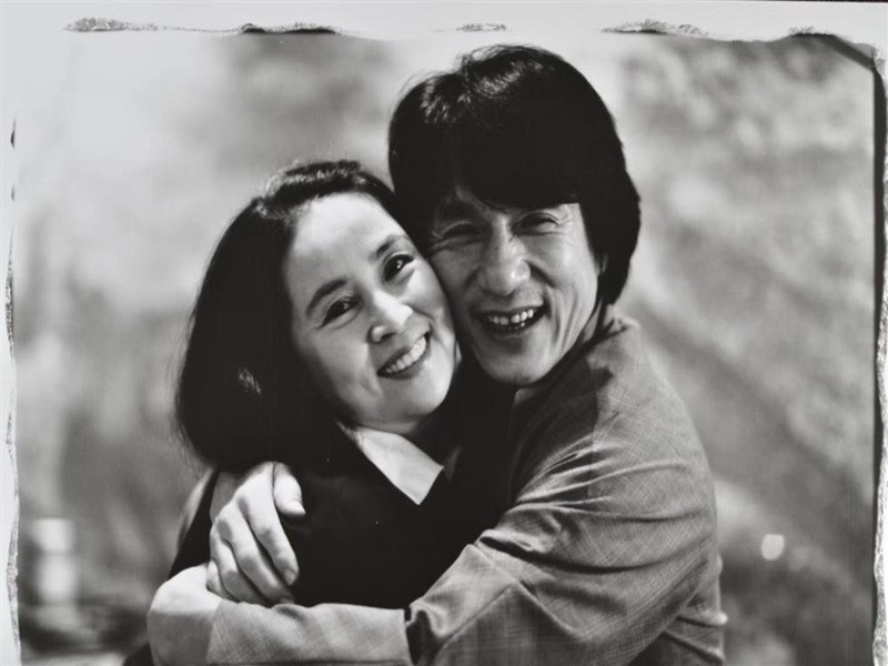 Khi mang thai, Lâm Phụng Kiều từ bỏ sự nghiệp đang trên đà pháp triển. Cũng vì yêu Thành Long, bà chấp nhận tính trăng hoa của chồng, thậm chí chuyện Thành Long có con với Ngô Ỷ Lợi năm 1999. Ảnh: Vietnamnet