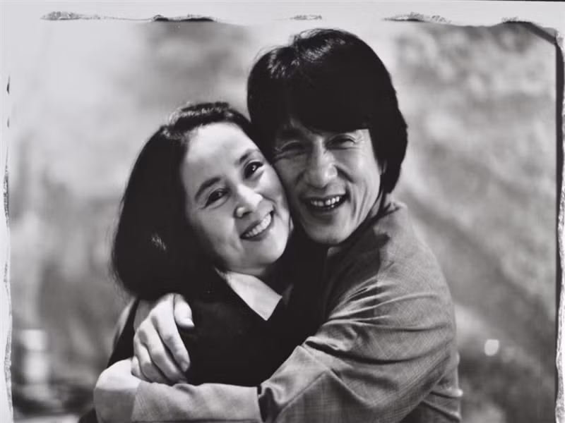 Khi mang thai, Lâm Phụng Kiều từ bỏ sự nghiệp đang trên đà pháp triển. Cũng vì yêu Thành Long, bà chấp nhận tính trăng hoa của chồng, thậm chí chuyện Thành Long có con với Ngô Ỷ Lợi năm 1999. Ảnh: Vietnamnet