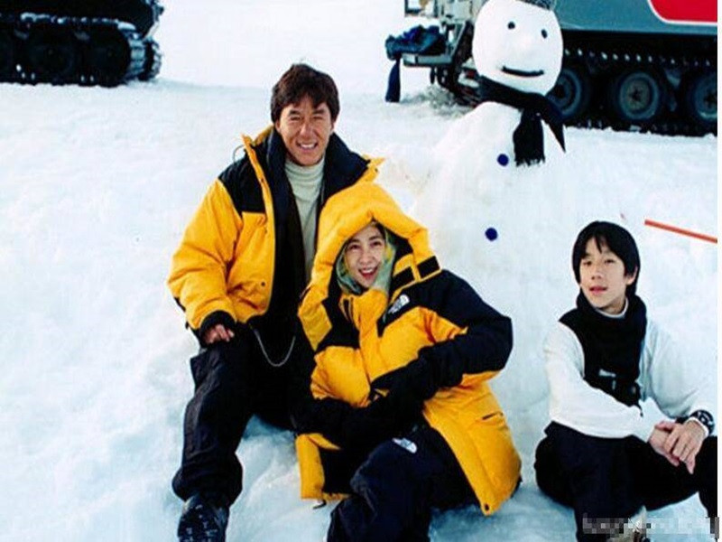 "Với cha tôi, quan trọng nhất là công việc và các huynh đệ. Khi tôi còn nhỏ, nhà chỉ có tôi, mẹ và bảo mẫu. Trong đêm, tôi thường nghe tiếng mẹ khóc", con trai của Thành Long cho hay. Ảnh: Thời đại plus