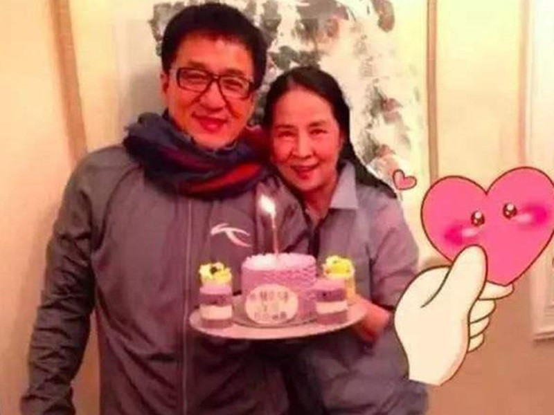 Sự hy sinh âm thầm của Lâm Phụng Kiều cho gia đình khiến Thành Long cảm động. Trên báo chí, tài tử nhiều lần gửi lời cảm ơn đến bà xã. “Tôi chưa từng nói anh yêu em với vợ nhưng tôi thường xuyên nói với vợ cảm ơn em. Ba chữ này tôi sẽ nói suốt cuộc đời này”, Thành Long nói.