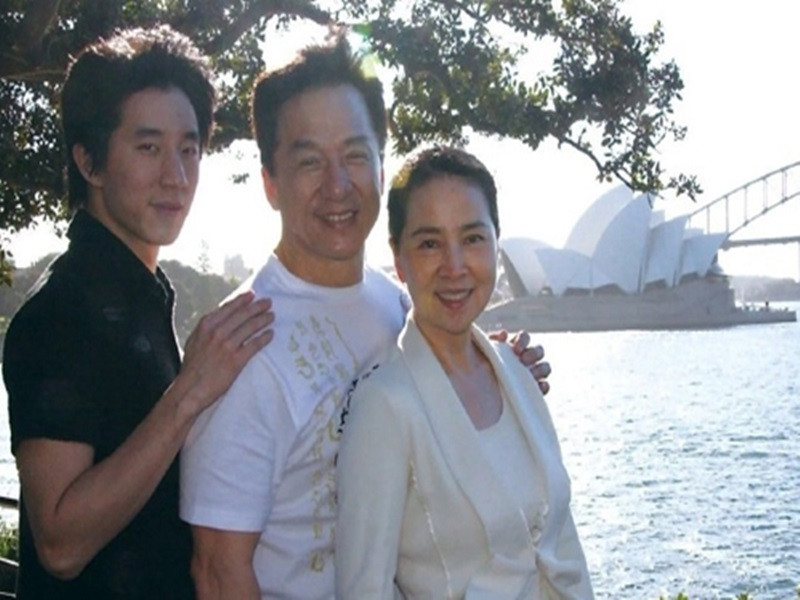 Vào sinh nhật lần thứ 66 của Lâm Phụng Kiều vào năm 2019, Thành Long mời Châu Kiệt Luân biểu diễn ca khúc “Thank you forever” (tạm dịch: Mãi mãi biết ơn em).