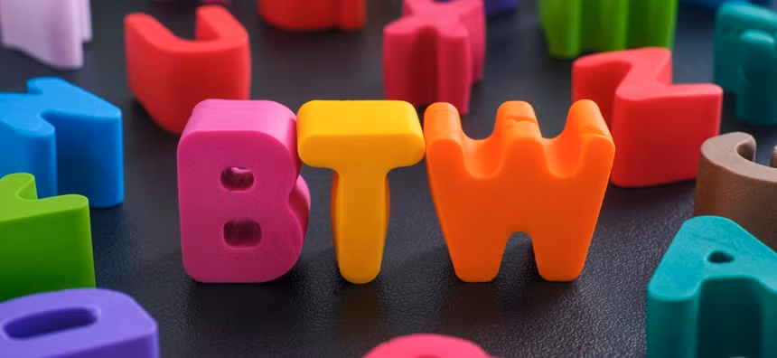 BTW là viết tắt của By The Way (tạm dịch: Nhân tiện). Từ này dùng để liên kết giữa các chủ đề không (hoặc ít) liên quan với nhau, là ý tưởng bất chợt được người nói nghĩ ra để tránh quên. Ảnh: How-To Geek.