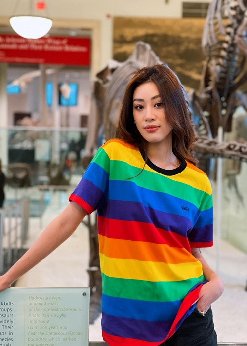 Sau khi cuộc thi Hoa hậu Hoàn vũ Thế giới 2020 kết thúc, Khánh Vân chưa thể về nước do dịch bệnh.