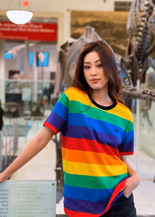 Sau khi cuộc thi Hoa hậu Hoàn vũ Thế giới 2020 kết thúc, Khánh Vân chưa thể về nước do dịch bệnh.