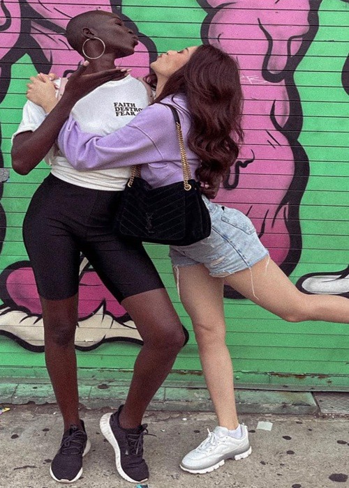 "Niềm vui khi gặp lại chị em thun lạnh, Miss Canada Nova, Vân thật sự rất hạnh phúc", Khánh Vân chia sẻ.