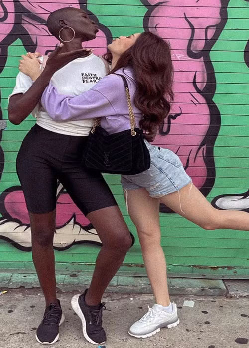 "Niềm vui khi gặp lại chị em thun lạnh, Miss Canada Nova, Vân thật sự rất hạnh phúc", Khánh Vân chia sẻ.