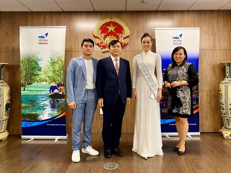 Đón tiếp Khánh Vân là Đại sứ Đặng Đình Quý, Trưởng phái đoàn thường trực Việt Nam tại Liên Hợp Quốc.