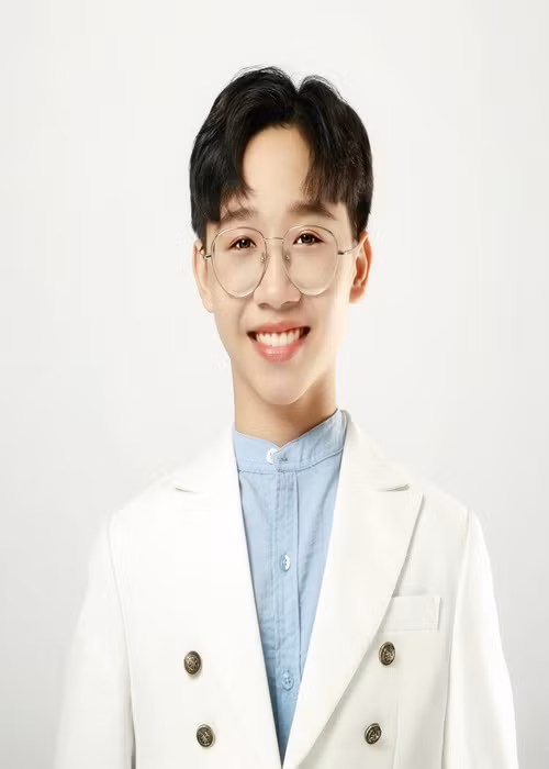 Đức Vĩnh hiện tại cao hơn 1m6, biết chăm chút trang phục, ngoại hình. Tháng 4/2021, chia sẻ trên Zing, Đức Vĩnh cho biết, mẹ và chị của em giữ tiền đi diễn. Ngoài ra, Đức Vĩnh tích góp được khoản tiền đủ mua nửa căn nhà nhỏ cho 3 mẹ con sống. Ảnh: Zing