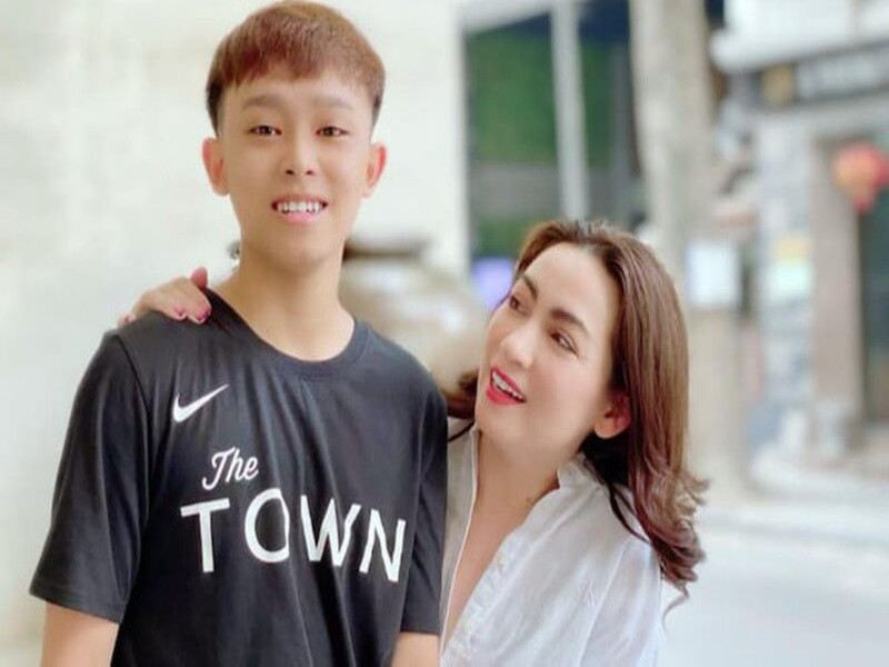 Mới đây, quán quân Hồ Văn Cường và Phi Nhung gây ồn ào về chuyện cát-sê. Phía Phi Nhung cho biết, quản lý giữ tiền cát sê của Hồ Văn Cường và sẽ đưa lại khi giọng ca này 18 tuổi.