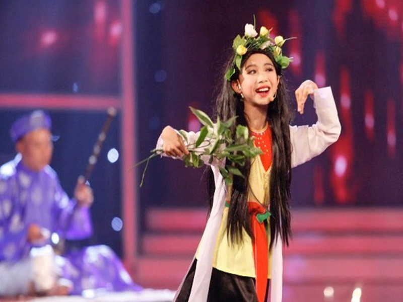 Đức Vĩnh đăng quang cuộc thi Vietnam’s Got Talent 2014 nhờ các vở tuồng chèo nổi tiếng Thị Mầu lên chùa, Xúy Vân giả dại và Ông già cõng vợ trẻ đi xem hội, hát chầu văn Cô đôi thượng ngàn. Năm 2017, em tiếp tục đăng quang quán quân "Tuyệt đỉnh song ca nhí". Ảnh: VTV