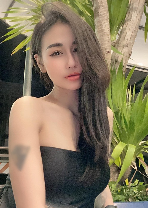 Vợ cũ của Duy Khánh lựa chọn những trang phục ôm sát, cắt xẻ táo bạo khi đi biểu diễn. Ở đời thường, cô tiết chế mặc gợi cảm.