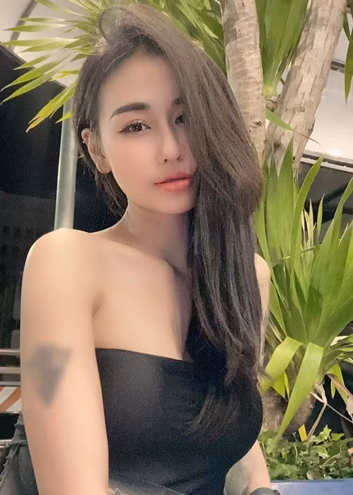 Vợ cũ của Duy Khánh lựa chọn những trang phục ôm sát, cắt xẻ táo bạo khi đi biểu diễn. Ở đời thường, cô tiết chế mặc gợi cảm.