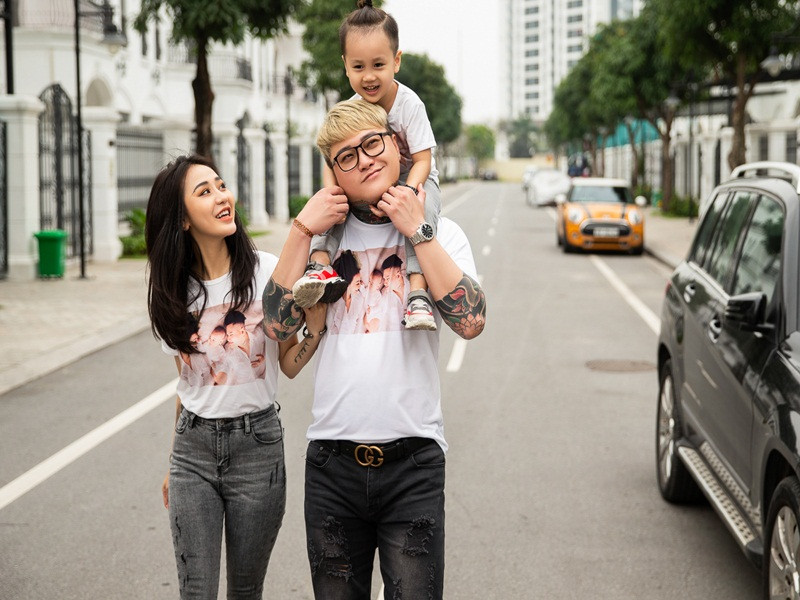 Vũ Duy Khánh từng qua một lần đò. Vợ cũ của nam ca sĩ là DJ Tiên Moon. Cả hai sống chung từ năm 2015 đến năm 2018. Ảnh: VOV