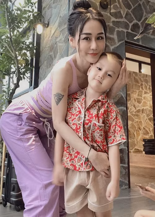 Vợ cũ của Vũ Duy Khánh thường đăng tải hình ảnh bên con trai. Có đôi lần, nữ DJ sinh năm 1988 khoe ảnh chụp cùng chồng cũ và con.