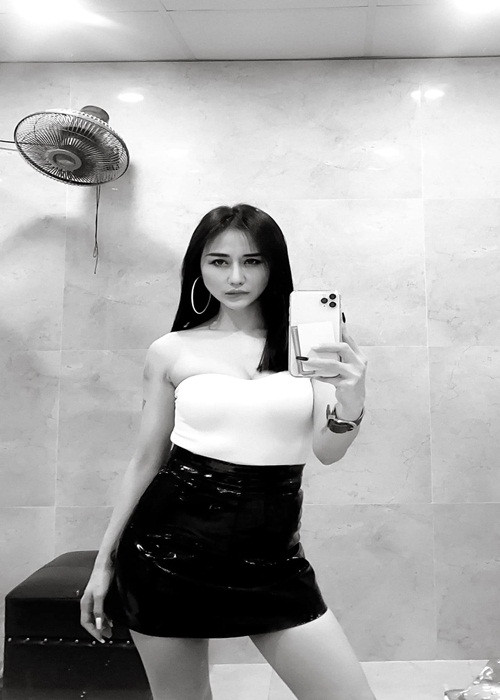 Hậu ly hôn, Tiên Moon ngày càng trẻ trung, gợi cảm.