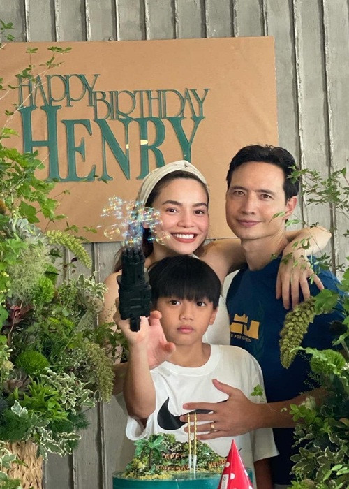 Trước đó, bé Subeo được mẹ và cha dượng tổ chức sinh nhật lần thứ 11.