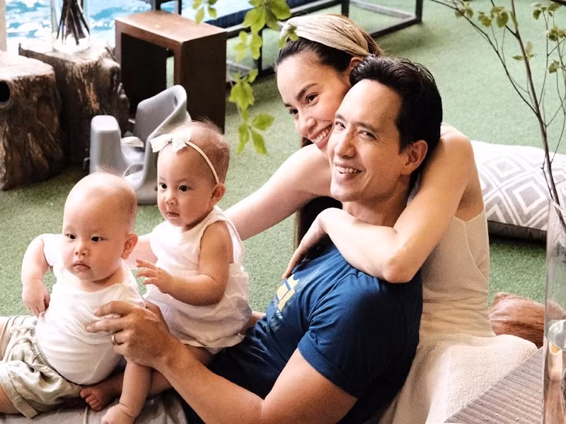 Hồ Ngọc Hà hài hước gọi bé Lisa và Leon là hai vị khách không mời dự tiệc bé Subeo. "Anh hai chưa kịp mời là đã thấy ông bà ngồi dự từ đầu buổi rồi. Lần đầu tiên tham gia sinh nhật của anh hai mà”, cô viết.