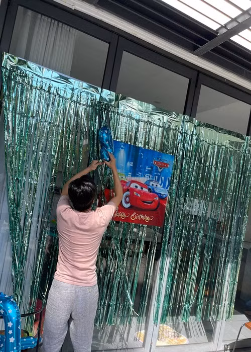 Cường Đô la tự tay trang trí tiệc sinh nhật cho cậu quý tử.