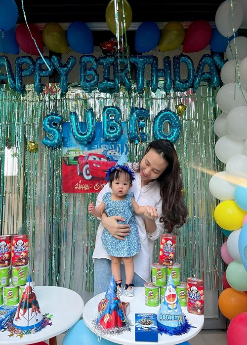 Bé Subeo còn nhận được lời chúc mừng từ mẹ đẻ của Đàm Thu Trang: "Chúc mừng sinh nhật anh hai Subeo, chúc anh hai luôn chăm ngoan, học giỏi, yêu thương ba mẹ và các em, cả nhà yêu con".