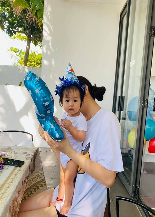 Đàm Thu Trang phụ giúp chồng tổ chức tiệc. Cô nhắn nhủ đến con riêng của chồng: "Happy birthday anh hai Subeo của em bé Suchin. Cả nhà yêu anh hai nhiều lắm".