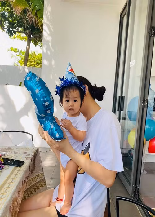 Đàm Thu Trang phụ giúp chồng tổ chức tiệc. Cô nhắn nhủ đến con riêng của chồng: "Happy birthday anh hai Subeo của em bé Suchin. Cả nhà yêu anh hai nhiều lắm".