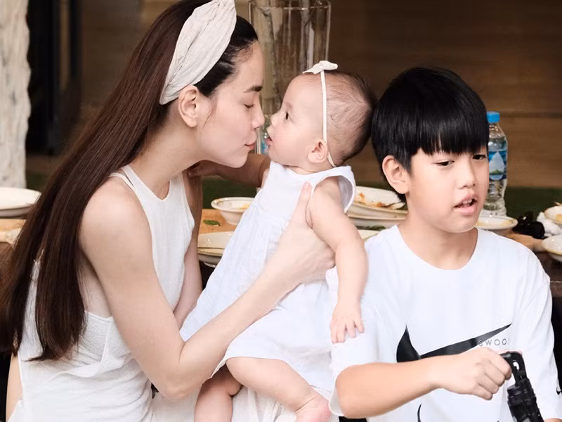 Con trai của Cường Đô la đón tuổi mới bên mẹ, cha dượng và hai em song sinh Leon và Lisa.