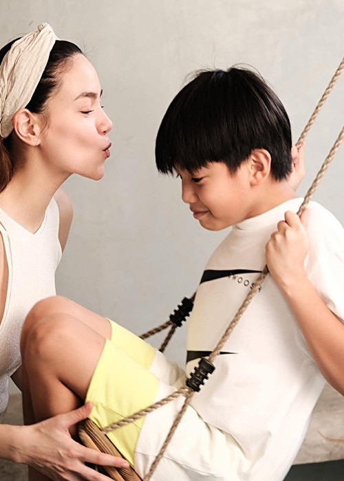 Hà Hồ chia sẻ: "Giờ này 11 năm trước mẹ thật sự hồi hộp chờ đợi chào đón con với mọi bỡ ngỡ của lần đầu tiên làm mẹ. Thành thanh niên rồi đó, mong con thêm mạnh mẽ và luôn giữ trái tim ấm áp với mọi người như thế nhé. Cứ nghĩ dịch thì thôi không bày vẽ gì nhiều, mà sợ con vô tình nghĩ mẹ bận 2 em không tổ chức như mọi năm nên mẹ lại làm tới, chơi lớn cùng lên ý tưởng và nhờ cô T.A trang trí “nhè nhẹ” làm con bất ngờ ngay tại nhà".