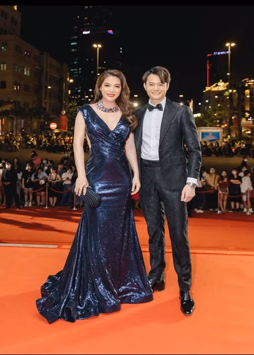 Sau khi công khai hẹn hò, Anh Dũng thường là người chia sẻ chuyện tình cảm trên báo chí. Nam diễn viên cho biết, bạn gái là một người phụ nữ tình cảm, chân thành, đẹp từ suy nghĩ cho tới hành động.