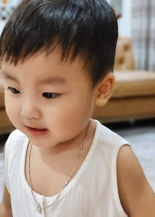 Liên tục đăng ảnh cận mặt con trai, Hòa Minzy bị antifan mỉa mai "giấu chán chê xong giờ khoe". Nữ ca sĩ liền đáp trả nhẹ nhàng: "Con em lớn rồi và tâm lý em cũng không nhạy cảm như lúc bầu và mới sinh nữa nên cho phép em được công khai con em với mọi người nha".