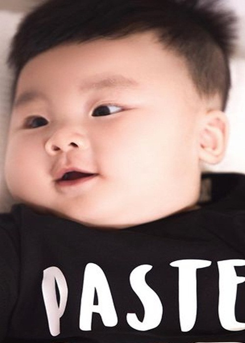 Hòa Minzy cho biết, hồi nhỏ, bé Bo thường cười toe toét khi chụp ảnh nhưng hiện tại trông nghiêm nghị trước ống kính máy ảnh.