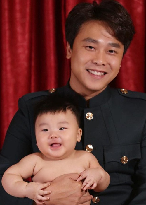 Con trai Hòa Minzy vô cùng kháu khỉnh.
