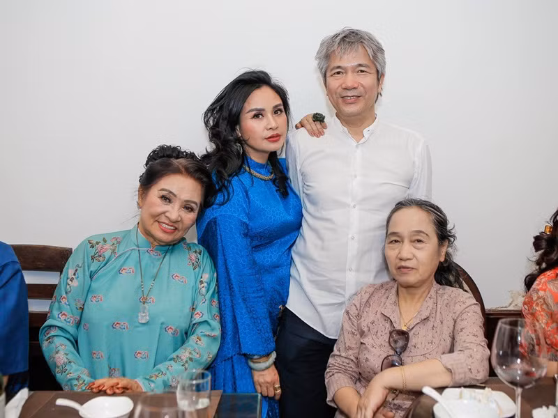 Thanh Lam mặc áo dài trong khi bác sĩ Bùi Tiến Hùng diện áo sơ mi trắng.