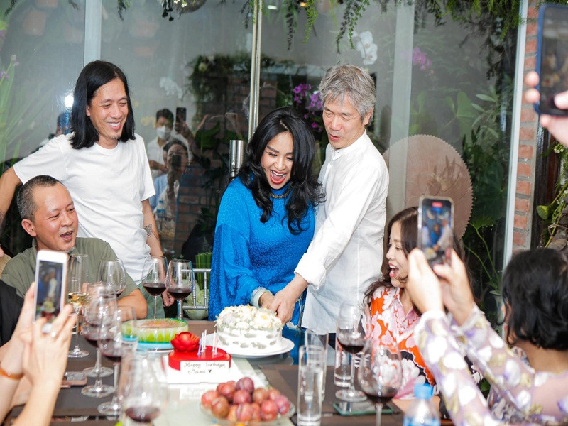 Thanh Lam hạnh phúc chia sẻ: ''Một ngày vui và đầm ấm với gia đình bạn bè cảm ơn những thiện duyên. Tri ân cuộc sống muôn màu''.