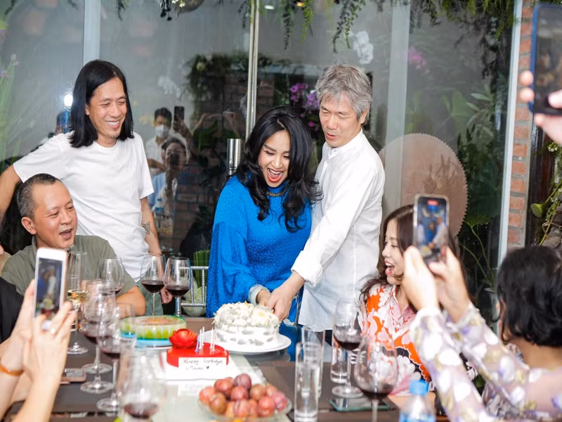 Thanh Lam hạnh phúc chia sẻ: ''Một ngày vui và đầm ấm với gia đình bạn bè cảm ơn những thiện duyên. Tri ân cuộc sống muôn màu''.