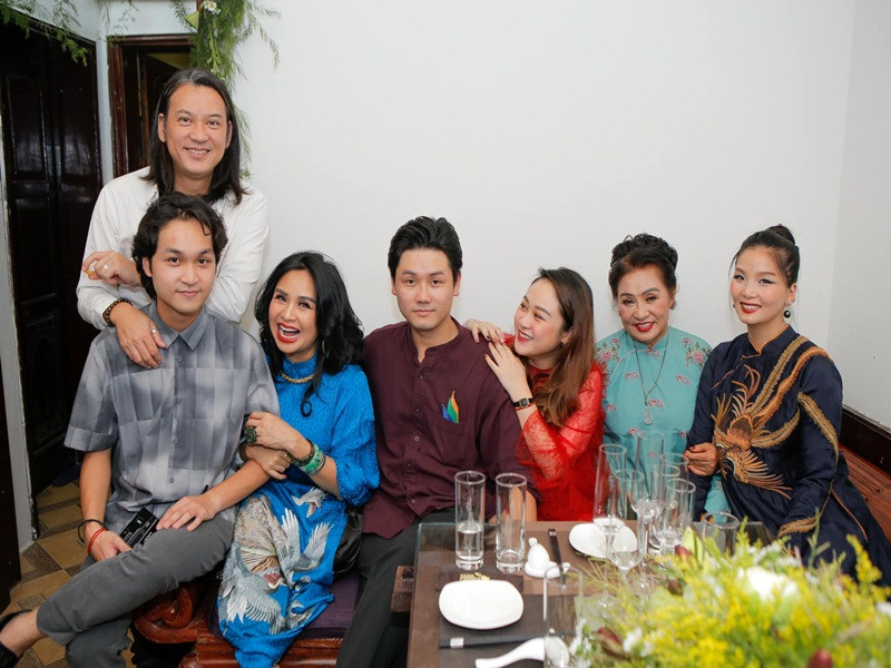 Tháng 1/2021, tại buổi họp báo giới thiệu dự án âm nhạc, Thanh Lam cho biết, cô gật đầu đồng ý trước lời cầu hôn của bác sĩ Bùi Tiến Hùng. Bạn trai của Thanh Lam bật mí về màn cầu hôn trên Zing: "Khi chúng tôi đi chơi núi, Lam bật cho tôi nghe ca khúc mới Hẹn yêu. Tôi thấy ca từ, giai điệu rất lãng mạn, đáng yêu. Tôi đã cầu hôn cô ấy và được đồng ý”.