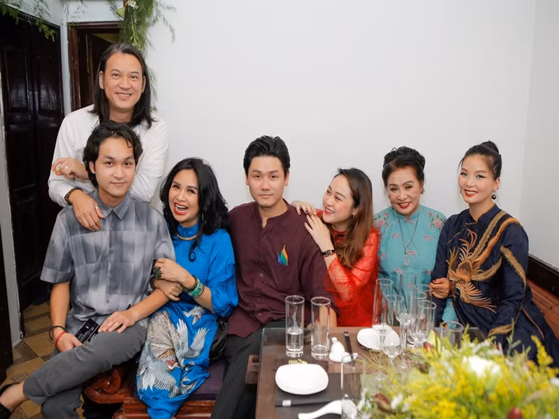 Tháng 1/2021, tại buổi họp báo giới thiệu dự án âm nhạc, Thanh Lam cho biết, cô gật đầu đồng ý trước lời cầu hôn của bác sĩ Bùi Tiến Hùng. Bạn trai của Thanh Lam bật mí về màn cầu hôn trên Zing: "Khi chúng tôi đi chơi núi, Lam bật cho tôi nghe ca khúc mới Hẹn yêu. Tôi thấy ca từ, giai điệu rất lãng mạn, đáng yêu. Tôi đã cầu hôn cô ấy và được đồng ý”.