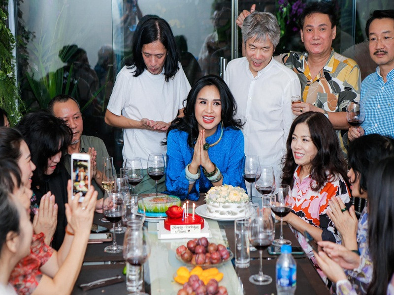 Sau khi thắp hương lên bàn thờ gia tiên, Thanh Lam thổi nến, cắt bánh mừng sinh nhật.