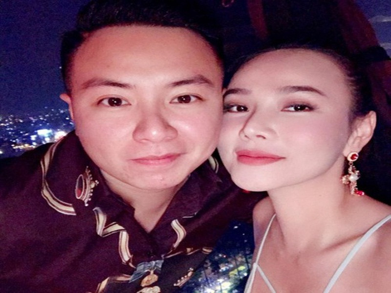 Năm 2017, Dương Yến Ngọc công khai hẹn hò một chàng trai kém cô 12 tuổi. Cuộc tình này kéo dài một năm thì kết thúc. Dương Yến Ngọc tố người yêu cũ lăng nhăng. Cô tức giận vì sau khi chia tay, cô bị người yêu cũ nói xấu rằng cô yêu vì tiền và là người hay đòi hỏi.