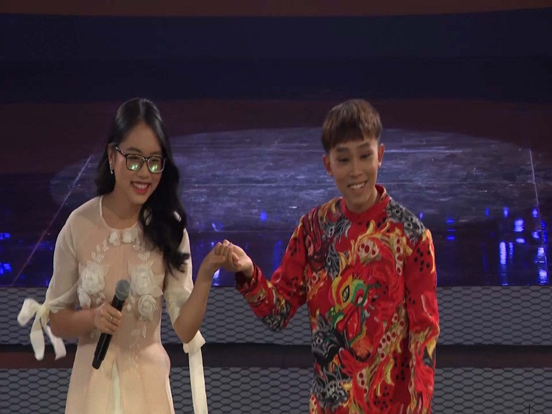 Cát sê của Phương Mỹ Chi được cho là khủng trong khi không có thông tin về thu nhập của Hồ Văn Cường. Bản thân con nuôi Phi Nhung cũng không biết kiếm được bao nhiêu tiền bởi mọi việc có Phi Nhung lo hết. Ảnh: Dân Việt