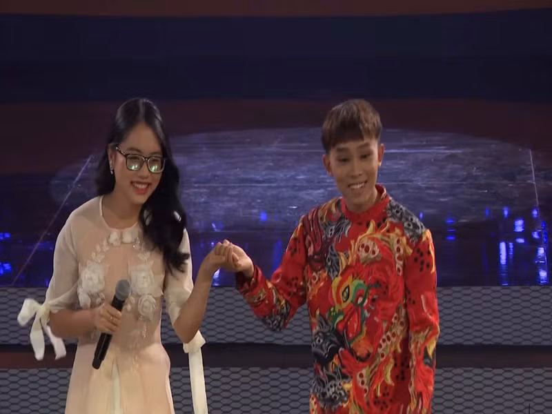 Cát sê của Phương Mỹ Chi được cho là khủng trong khi không có thông tin về thu nhập của Hồ Văn Cường. Bản thân con nuôi Phi Nhung cũng không biết kiếm được bao nhiêu tiền bởi mọi việc có Phi Nhung lo hết. Ảnh: Dân Việt