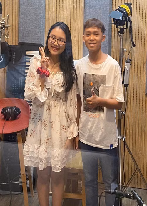 Tháng 3/2021, Hồ Văn Cường chia sẻ trên Zing, cát sê của em do quản lý gửi vào thẻ ngân hàng. Bản thân em cũng không biết kiếm được bao nhiêu. “Tôi sợ khi biết về tiền bạc, mình bị ỷ lại, thiếu sự cố gắng, vươn lên", con nuôi của Phi Nhung nói.