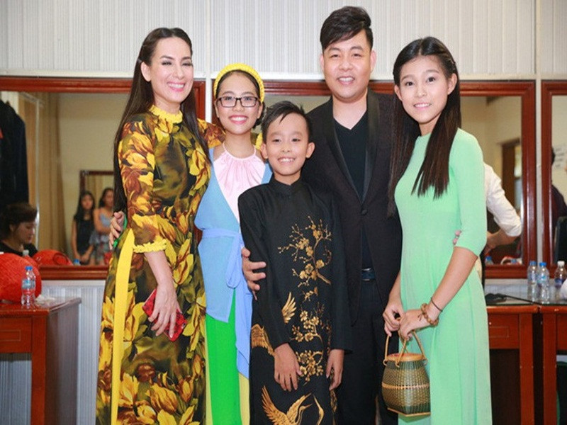 Rời cuộc thi, Hồ Văn Cường và Phương Mỹ Chi đều trở thành con nuôi của hai ca sĩ nổi tiếng hải ngoại. Phương Mỹ Chi được ca sĩ Quang Lê nhận nuôi. Hồ Văn Cường là con nuôi của ca sĩ Phi Nhung. Ảnh: VOV