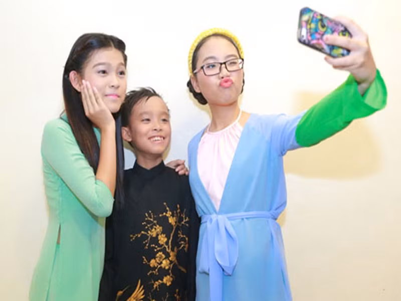 Phương Mỹ Chi là một trong những ca sĩ nhí đắt show nhất nên cát sê của em cũng khá cao, thường rơi vào vài chục triệu cho một đêm diễn. Quang Lê từng tiết lộ, trong một show diễn tại Mỹ, Phương Mỹ Chi nhận cát sê 6.000 USD. Ảnh: Dân Việt