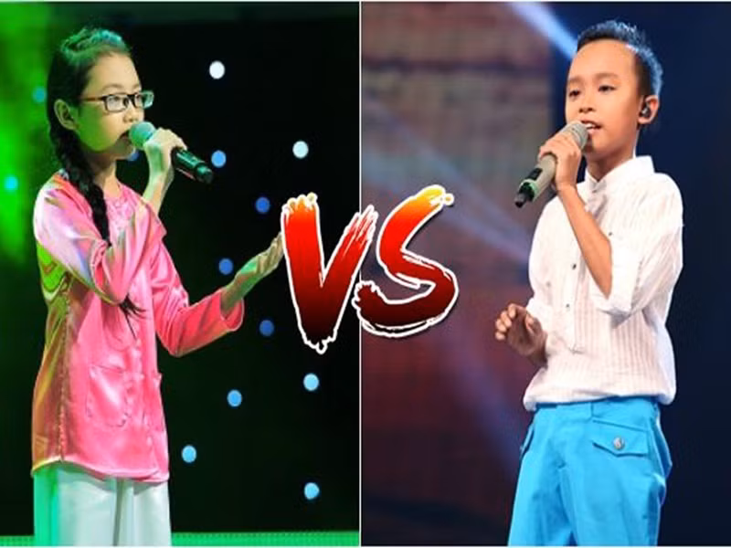  Phương Mỹ Chi - Hồ Văn Cường có nhiều điểm chung. Cả hai cùng sinh năm 2003, nổi tiếng nhờ tham gia gameshow về âm nhạc. Trong khi Phương Mỹ Chi đoạt giải á quân Giọng hát Việt nhí 2013, Hồ Văn Cường đăng quang Thần tượng âm nhạc nhí 2016. Ngoài ra, hai hiện tượng dân ca nhí còn xuất thân từ cuộc sống cơ cực. Trong khi Phương Mỹ Chi có mẹ đi bán chè dạo và cô ruột bị mù lòa thì Hồ Văn Cường vừa đi học vừa đi hát đám cưới để kiếm tiền phụ giúp gia đình, thậm chí suýt bỏ học. Ảnh: Saostar