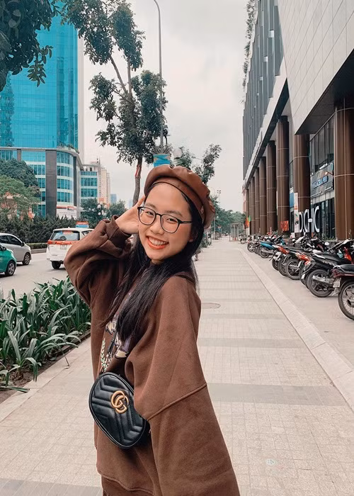 Phương Mỹ Chi có thu nhập khủng ở tuổi 18. Không chỉ tậu hàng hiệu, lo việc học hành cho bản thân, con nuôi Quang Lê còn phụ giúp gia đình.