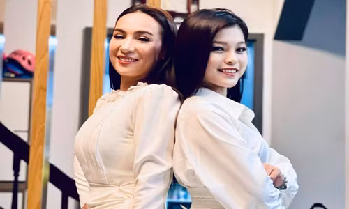 Con gai nuoi tiet lo Phi Nhung khoc vi scandal