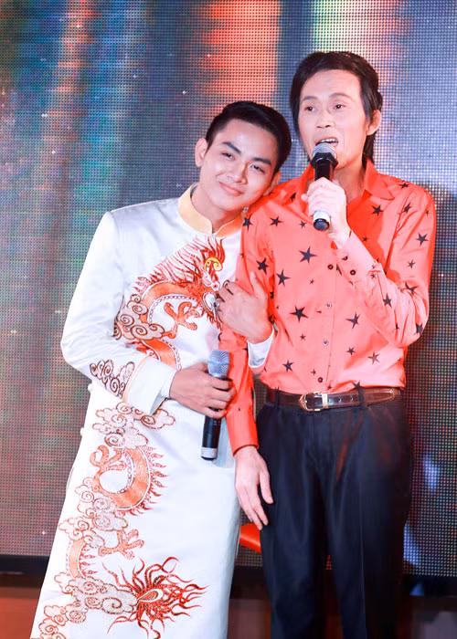 Đàm Vĩnh Hưng từng tiết lộ Hoài Linh từ mặt Hoài Lâm vì quá thất vọng với cậu con trai nuôi này. Thời gian vướng tin đồn vô ơn với Hoài Linh, Hoài Lâm từng đổi lại tên là Nguyễn Hoài Lâm. Sau đó, Hoài Lâm hàn gắn được mối quan hệ với cha nuôi tuy nhiên cả hai không thể hiện sự thân thiết như xưa. Ảnh: Zing