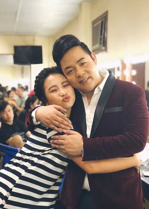 Rời công ty của Quang Lê sau 6 năm gắn bó, Phương Mỹ Chi khẳng định, lý do em tách ra không phải là ba nuôi không có định hướng gì cho em. Ngoài ra, em mong mọi người đừng nói em vô ơn hay có gì rạn nứt với ba nuôi.