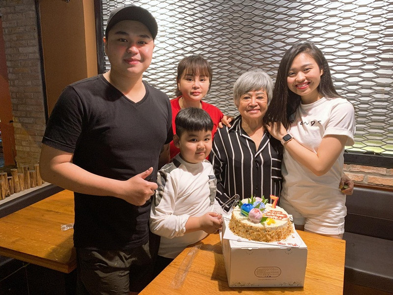 Ở tuổi U50, Lê Giang độc thân. Nữ diễn viên sống cùng các con và mẹ ruột.